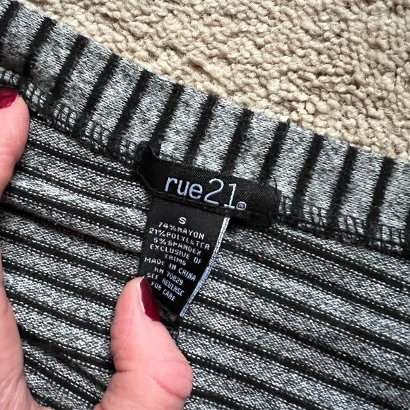 🌸 RUE 21 BLACK AND GRAY STRIPED BUTTON DOWN CARDIGAN SIZE S - Picture 5 of 5